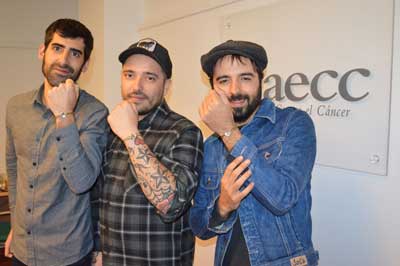 La banda musical Sidecars visita la AECC de Madrid antes de su concierto solidario del 4 de abril