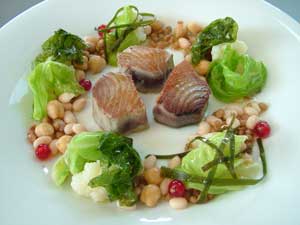 Ensalada de legumbres y ensalada con atún