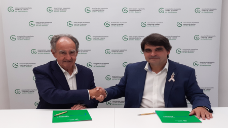 José Javier Sanz Fernández y Dr. José Reyes, tras la firma del protocolo de colaboración.