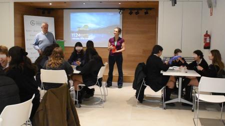 Ana Alcalde, al fondo, presentó a los jóvenes y profesores en qué consistía la actividad enmarcada en la Semana de la Ciencia 2023.