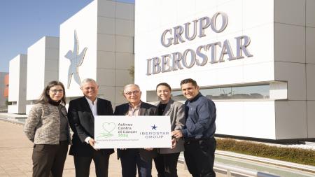 Representantes de Grupo Iberostar y la Asociación en Illes Balears sosteniendo el distintivo de 'Empresa Activa Contra el Cáncer 2024' en las instalaciones de la compañía turística situadas en Palma.